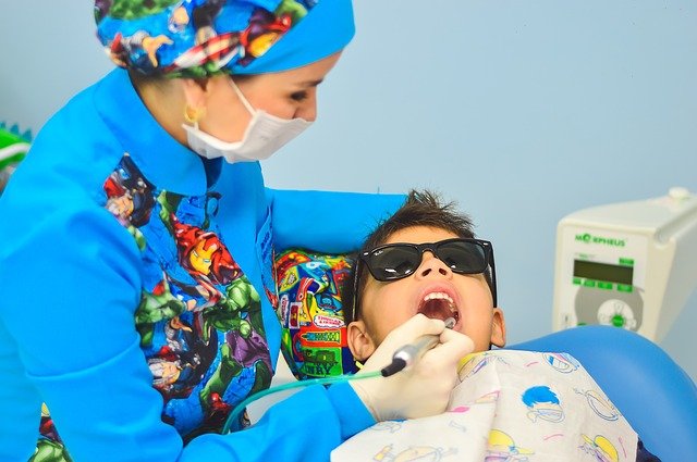 ¿Puede mi hijo usar una corona dental?